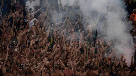 "No admitimos mujeres, esposas ni novias": advertencia de barras en un estadio