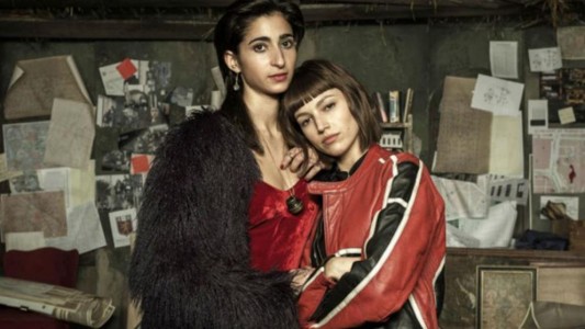 La foto de Tokio y Nairobi abrazadas en una cama