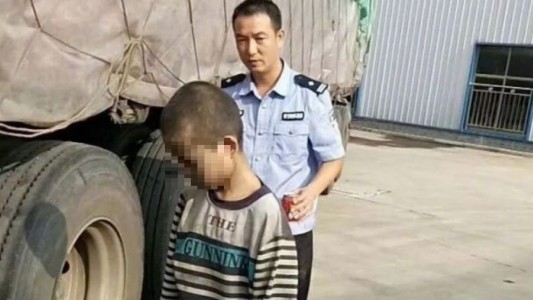 Nene viajó 1000 kilómetros escondido en un camión tras matar al pato de su abuela