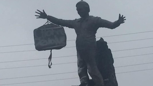 Santa Cruz: le colgaron un bolso a un monumento a Néstor Kirchner