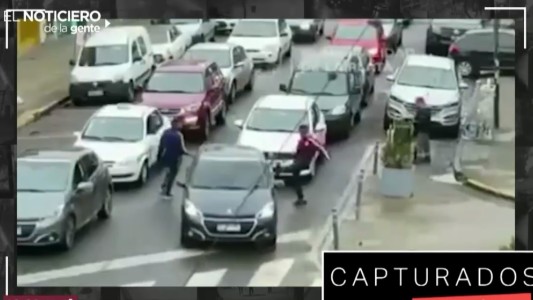 Capturado por la cámara: la agresión de un "limpiavidrio" al que no le dieron dinero