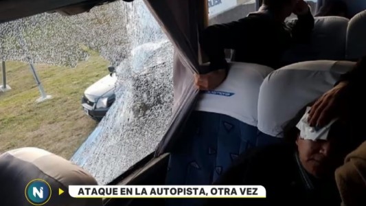 Piedrazos en la autopista Buenos Aires-La Plata
