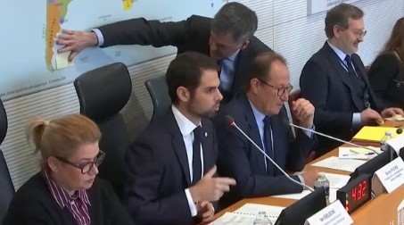 El embajador argentino en Francia pidió tapar un mapa que mostraba a las Islas Malvinas como parte del Reino Unido