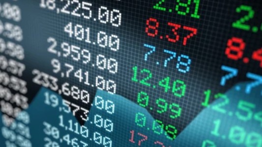 Las acciones retrocedieron pero el riesgo se mantuvo por debajo de los 500 puntos