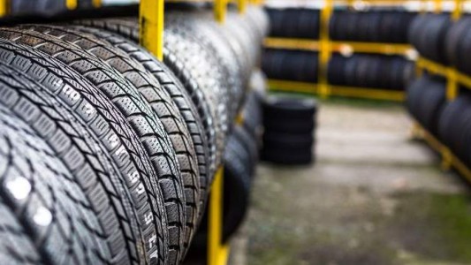 Un policía se robó las cubiertas de un patrullero y las vendió para pagar una deuda