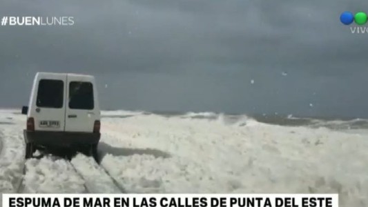 La espuma de mar pintó de blanco las calles de Punta del Este