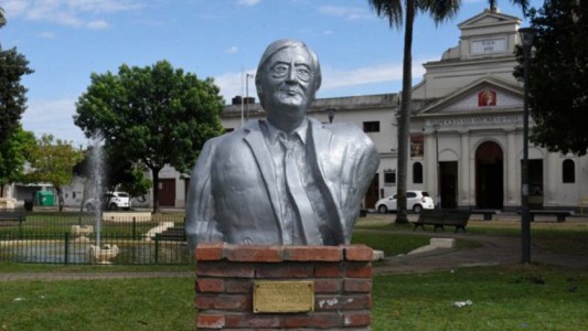 Impulsan el retiro de un busto de Kirchner y el cambio de nombre a un paseo peatonal
