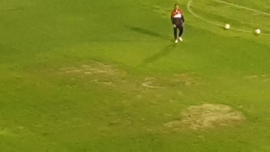 Multaron a Huracán por el mal estado del césped ante River