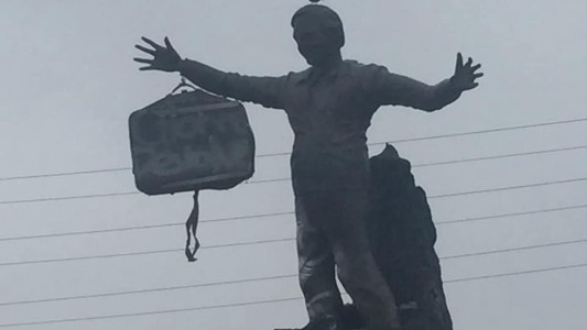 Santa Cruz: le colgaron un bolso a un monumento a Néstor Kirchner