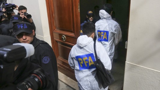 Allanan las viviendas de Cristina Kirchner