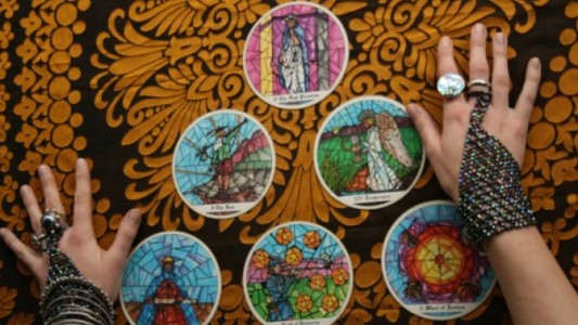 Tarotistas le dijeron que su dinero estaba embrujado y se lo "limpiaron"