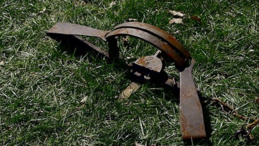 Sobrevive dos semanas en el bosque atascado en una trampa para jabalíes