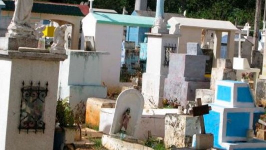 México: un hombre desenterró a su amigo muerto de un cementerio porque lo extrañana
