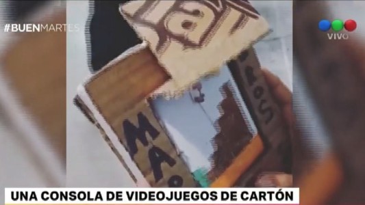Un nene hizo su propia consola de videojuegos en cartón