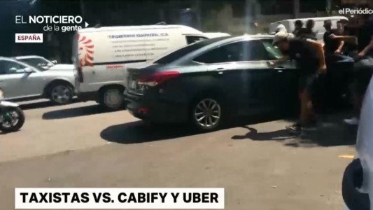 Taxistas de Barcelona agreden a conductores de Uber y Cabify