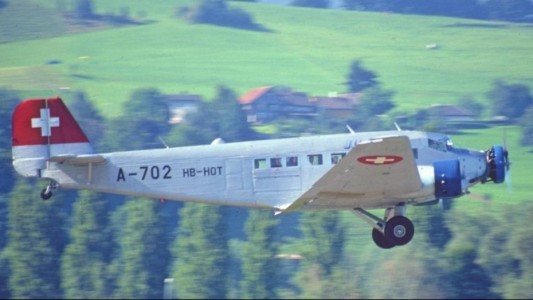 Se estrelló un avión antiguo en los Alpes suizos: hay 20 muertos