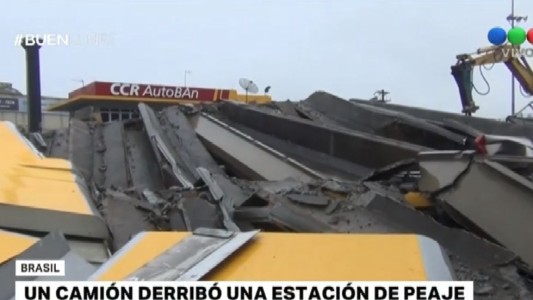 Un camión derribó una estación de peaje