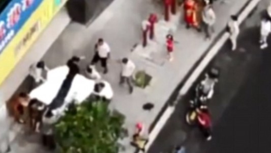 Video: atajan con una sábana a un nene que cae de un cuarto piso y la tela se rompe