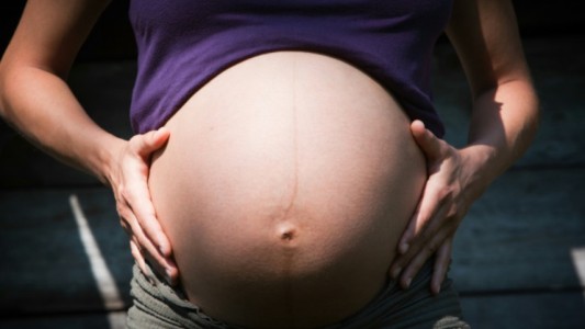 Brasil: una embarazada dio a luz después de que su marido le disparó en la cabeza