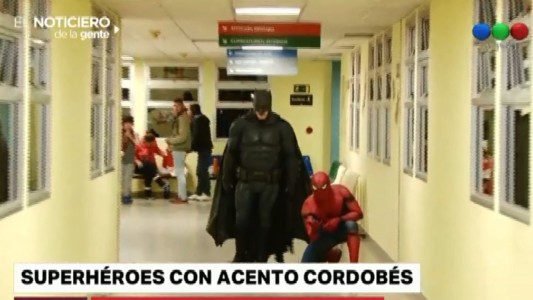 Superhéroes con acento cordobés: combaten la tristeza de chicos internados