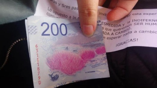 Un anciano sorprendió a todos en el tren Sarmiento al repartir billetes de 200 pesos junto a un tierno mensaje