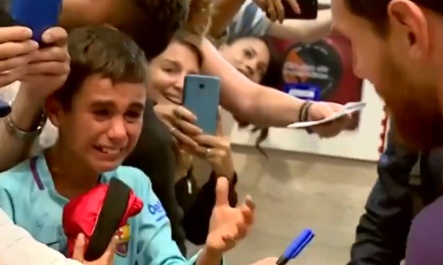 Emoción viral: el llanto de un nene cuando Messi le firmó un autógrafo en la camiseta