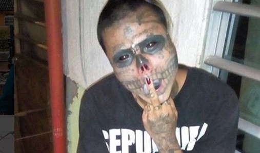 El joven que se mutiló las orejas y la nariz para parecer una calavera