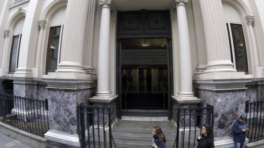 En un intento por frenar la escalada del dólar, el Banco Central fija tasa de política monetaria en 60%