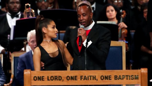 El obispo que acosó a Ariana Grande en el funeral de Aretha Franklin pidió disculpas