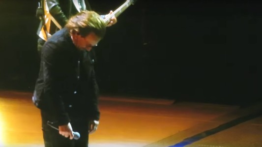 Video: Bono se quedó sin voz en pleno concierto de U2 en Berlín