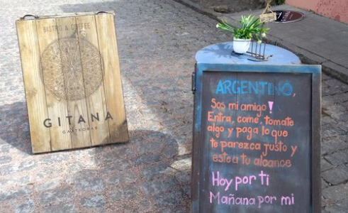 El genial cartel de un restaurante uruguayo dedicado a los argentinos: "Pagá lo que esté a tu alcance"