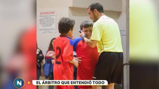 Conmovedor gesto: el abrazo del árbitro