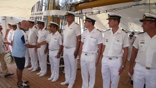 Bronca en las redes: el embajador argentino en México recibió a la Fragata Libertad con look playero