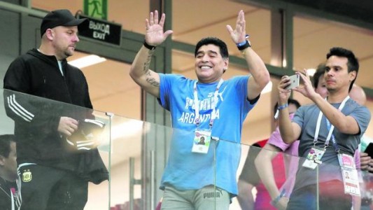 El duro editorial de un diario de México por la llegada de Maradona: "El adicto que dirigirá el fútbol"