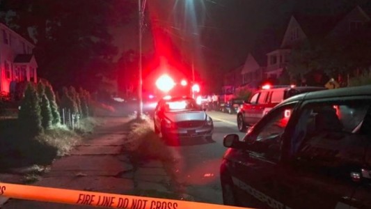 Se cortó la luz y confundió un cartucho de dinamita con una vela: está herida