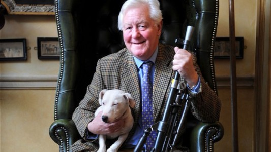 El multimillonario inglés de 72 años que busca "esposa joven" para que herede sus castillos