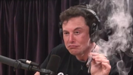 Elon Musk fumó marihuana en una entrevista y su empresa se desplomó en la Bolsa