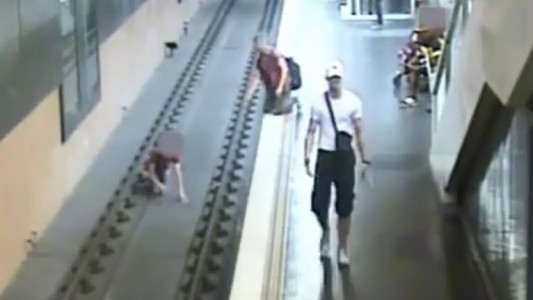 Tras discutir con su novia, tiró a un desconocido a las vías del subte