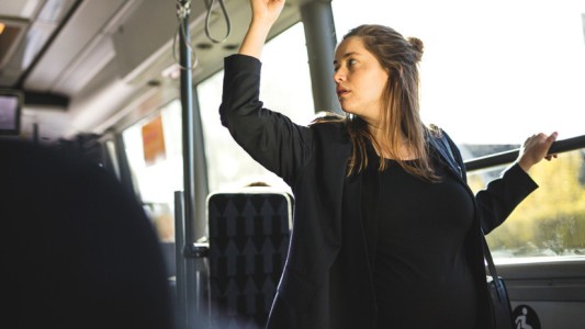 La lección que le dio la mujer embarazada a un hombre que le impidió sentarse en el colectivo