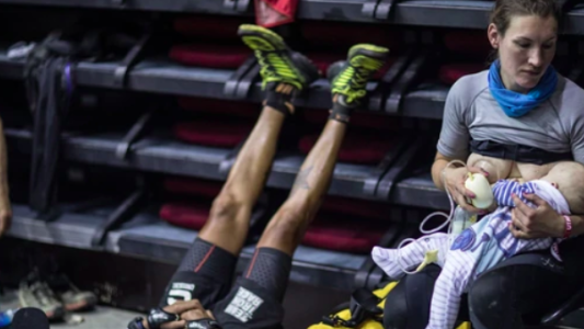 La historia de la deportista que amamanta a su bebé en medio de una competencia