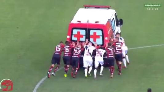 La ambulancia entró a buscar a un lesionado y los jugadores tuvieron que empujar para sacarla de la cancha