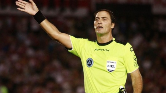 El árbitro que vuelve al Superclásico tras cuatro años y una gran polémica