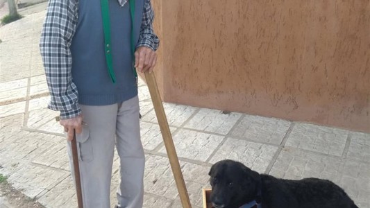 El tierno gesto de un jubilado con su fiel amigo que ya no camina