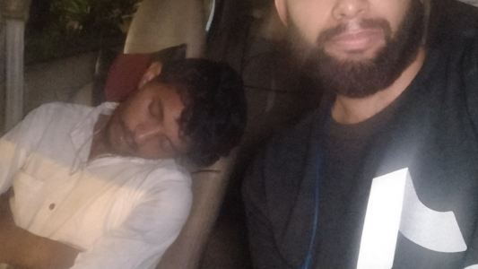 Un conductor de Uber borracho se durmió en pleno viaje y el pasajero tuvo que manejar hasta su casa