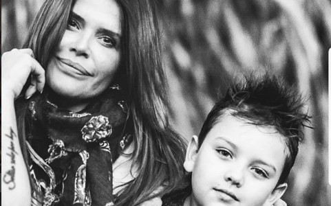 Polémica transmisión en vivo de Nazarena Vélez: críticas por la exposición de su hijo de 8 años