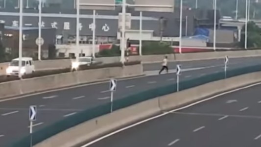 Abandonó el auto en la autopista y escapó a pie para evitar el test de alcoholemia