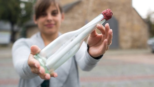 Halló una botella que contenía un mensaje de 88 años y descubrió que era de su abuelo