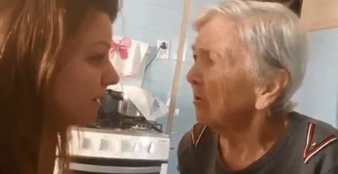 El emotivo video de la anciana con alzheimer que reconoce a su hija