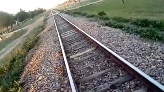 Maldad sin límites: ataron a un perro a las vías y un tren lo atropelló