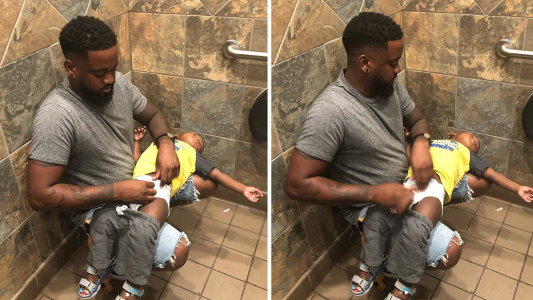 El reclamo de un padre con su hijo en el baño que está dando la vuelta al mundo